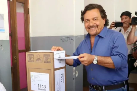 Gustavo Sáenz emitió su voto y aseguró que “la gente está enojada y tiene sus razones”