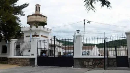 Tras una pelea en el penal de Villa Las Rosas, un preso tuvo que ser trasladado de urgencia al hospital
