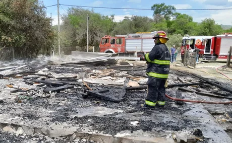 Bomberos sofocaron un incendio que se produjo en una casilla de La Caldera