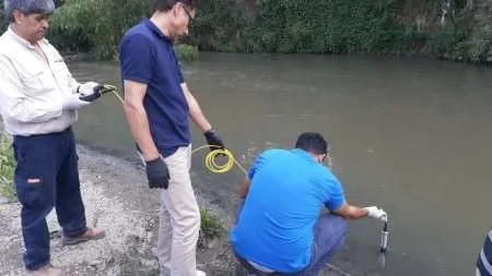 Tomaron nuevas muestras del Río Arenales para conocer el estado del agua