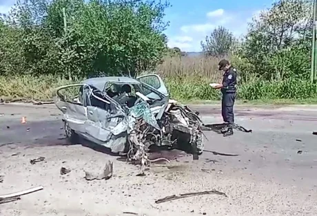 Impactante accidente entre un colectivo y un automóvil cerca del ingreso a Cerrillos