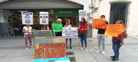 Empleados despedidos del VEA se manifiestan en el centro de Salta