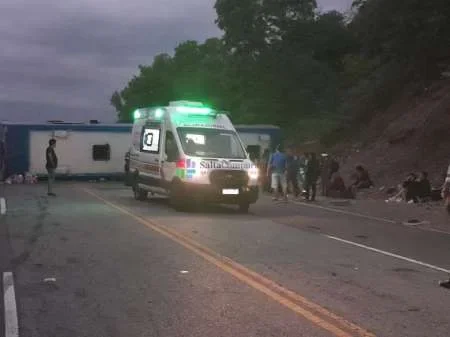 Tragedia en Salta: así quedaron el colectivo y el camión tras el siniestro donde murieron tres personas