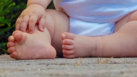 Horror: un padre abusó de su bebé de seis meses y difundió las imágenes