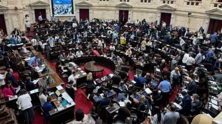 Revés para Milei en el Congreso: ley ómnibus vuelve a comisión por falta de consenso