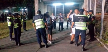 Demoraron a ocho hinchas de Central Norte durante el amistoso de ayer en el Estadio Martearena