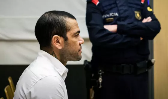 Dani Alves fue condenado a más de 4 años de cárcel por violación