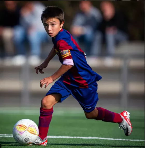 En España ya se deslumbran con el pequeño futbolista salteño que la rompe en la Masía del Barcelona