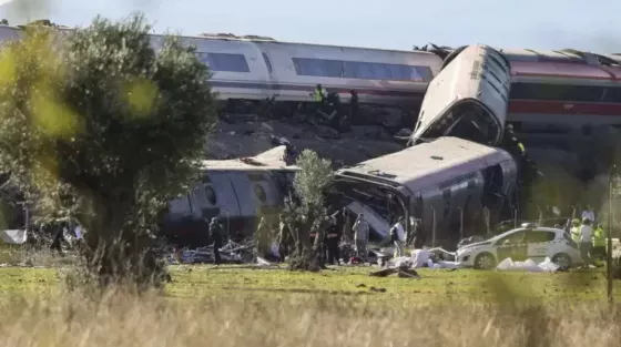 Tragedia en España: chocaron dos trenes y murieron al menos 30 personas